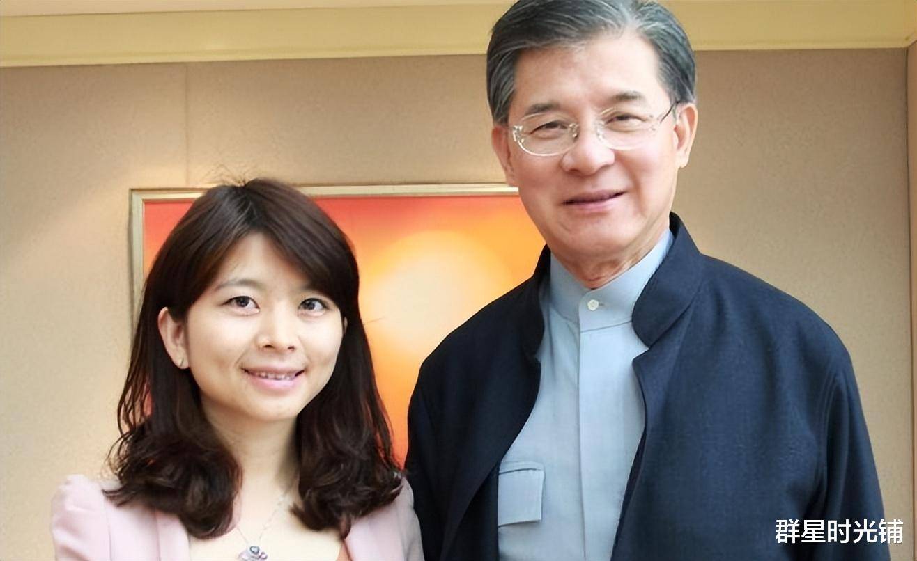 这三人之间的感情说不清理不乱,罗康瑞对何晶洁不是完全无情,但也不是