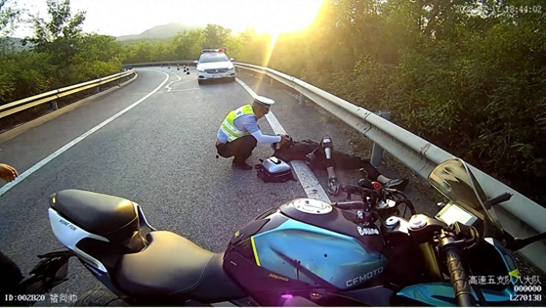 忻州:一摩托车失控撞护栏,交警紧急救援