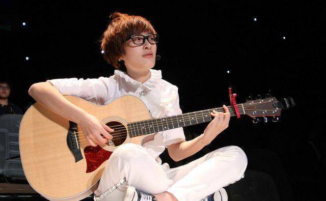 曾轶可道歉就完事了?已暂停全部工作!这时李宇春在做什么?