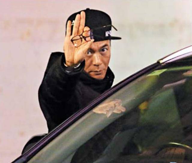 55岁江华光头发型现身街头帅炸了_刘德华_笑容_感觉