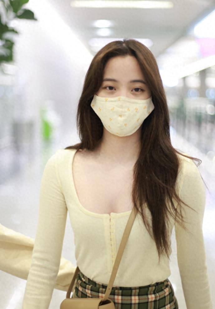 欧阳娜娜机场街拍:黄黄大胆_时尚_黄色_风格