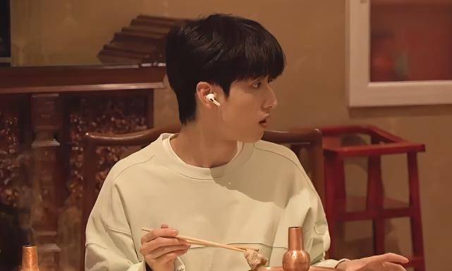 严浩翔吃火锅油溅到身上,发现后处理方式太有梗,不愧是气氛担当_时候