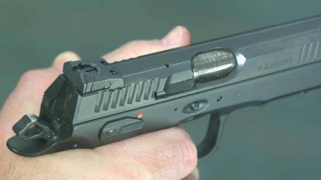 手枪的保险和扳机系统设计精巧,确保了射击的安全性和可控性