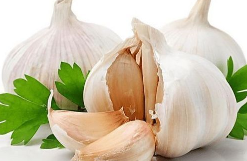 大蒜会影响人的正气,所以说,怀孕的女性要少吃大蒜,否则会使胎儿在宫