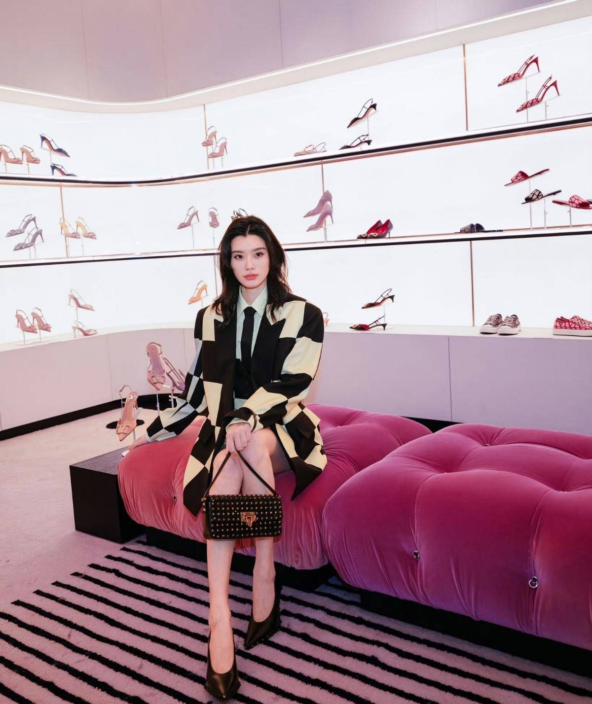 穿裙子露出大腿出席活动,女子比关晓彤腿还好看_时尚_连衣裙_廓形