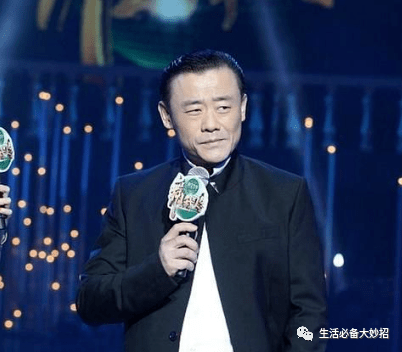 56岁周立波近况曝光,豪宅内吃大餐老态尽显,6年美国生活变化大_信任