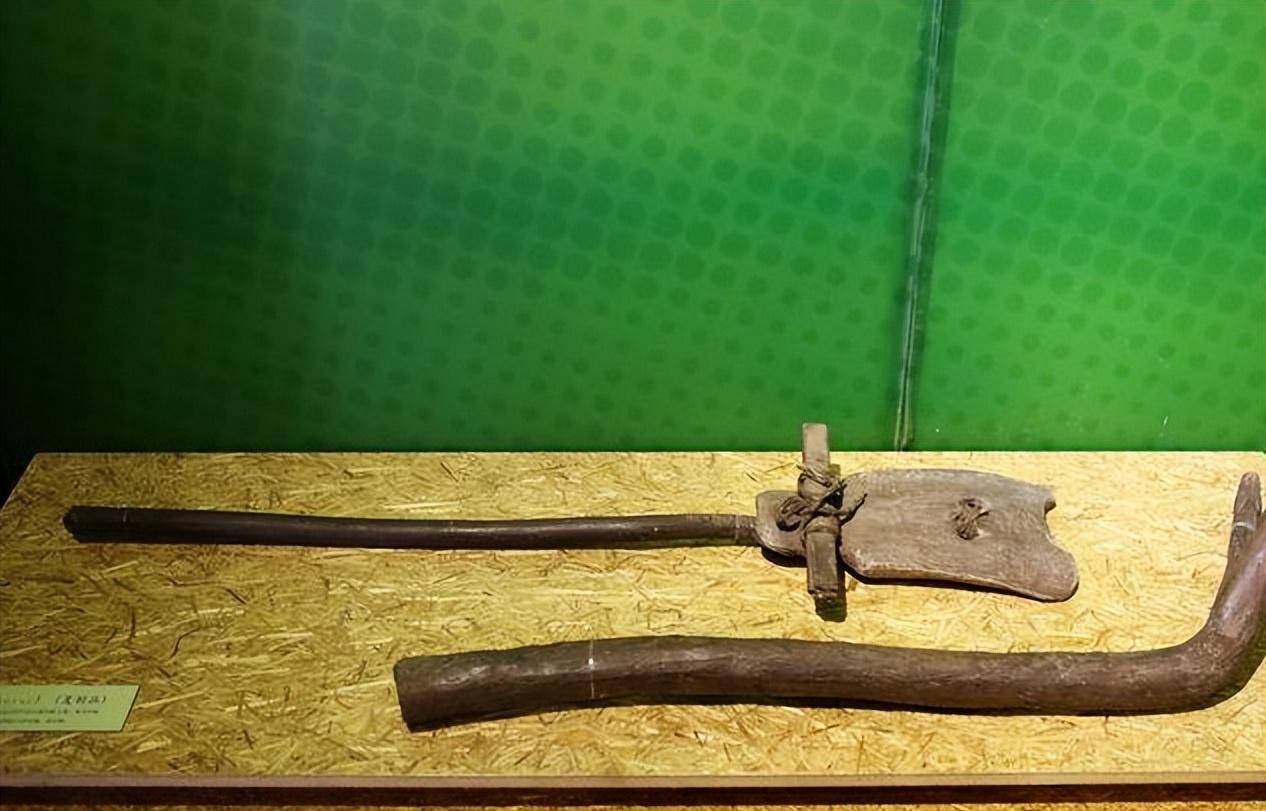 但是如果是金属材质,那么耒耜的重量必然是很大的.