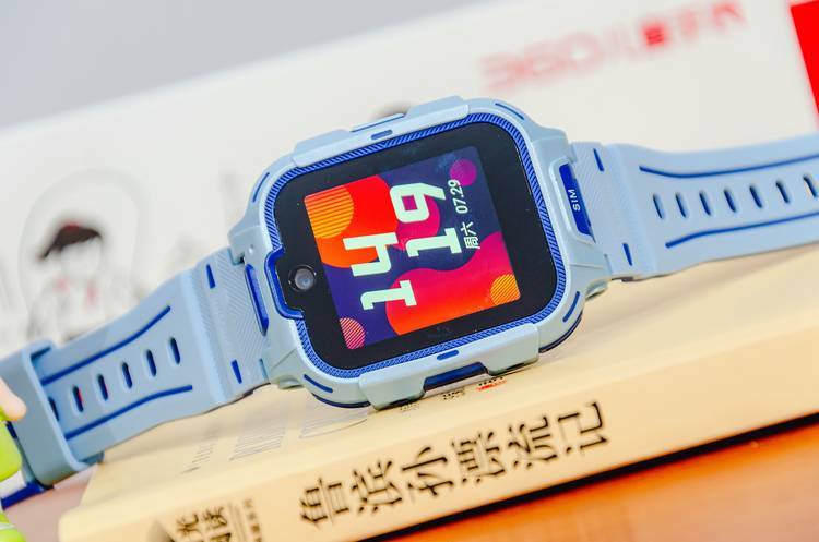 在手表的设置里找到需要激活的二维码,"360儿童卫士"app扫描手表的