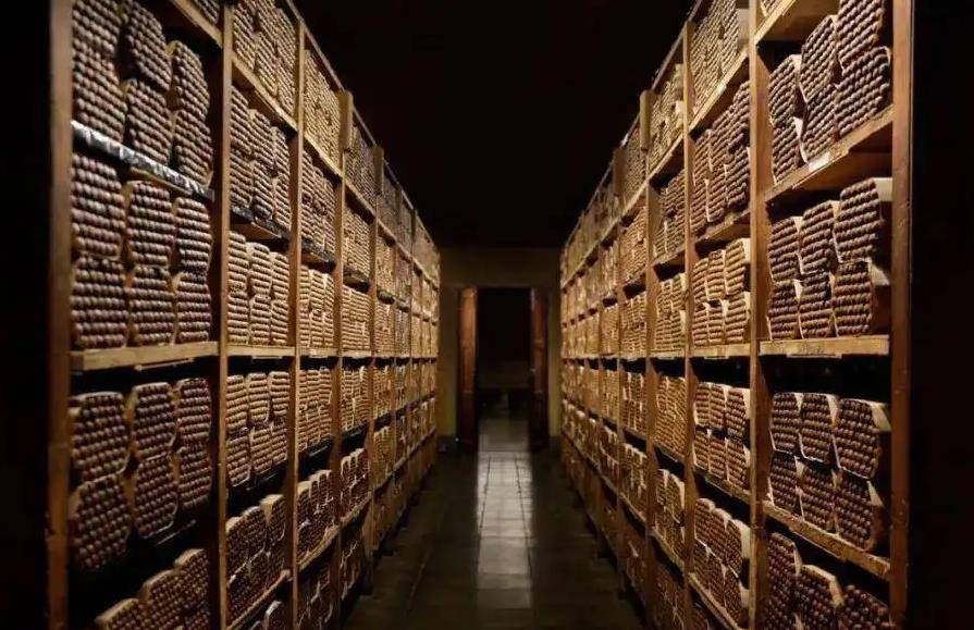 揭秘和珅的"贪污清单",家中妇女600多人,光黄金藏了260吨_白玉大