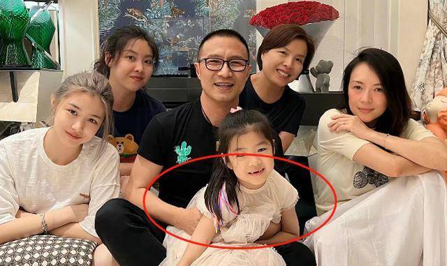 汪峰父女房车露营遭痛批,与美女贴身合影引争议_张恒远_女儿_毕夏和