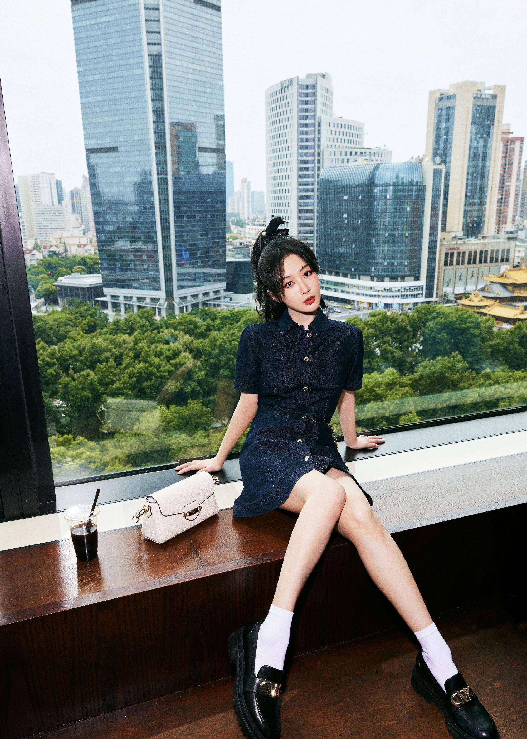 杨紫减肥了,变得更漂亮了,牛仔裙 小黑鞋气质十足,大长腿也很明显!