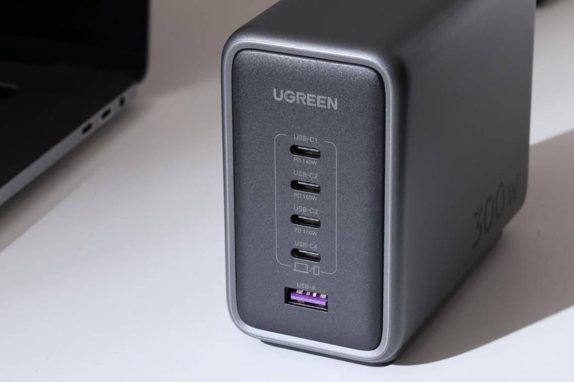 绿联放大招了,全球首发300W桌面充电器,带来闪充新体验!