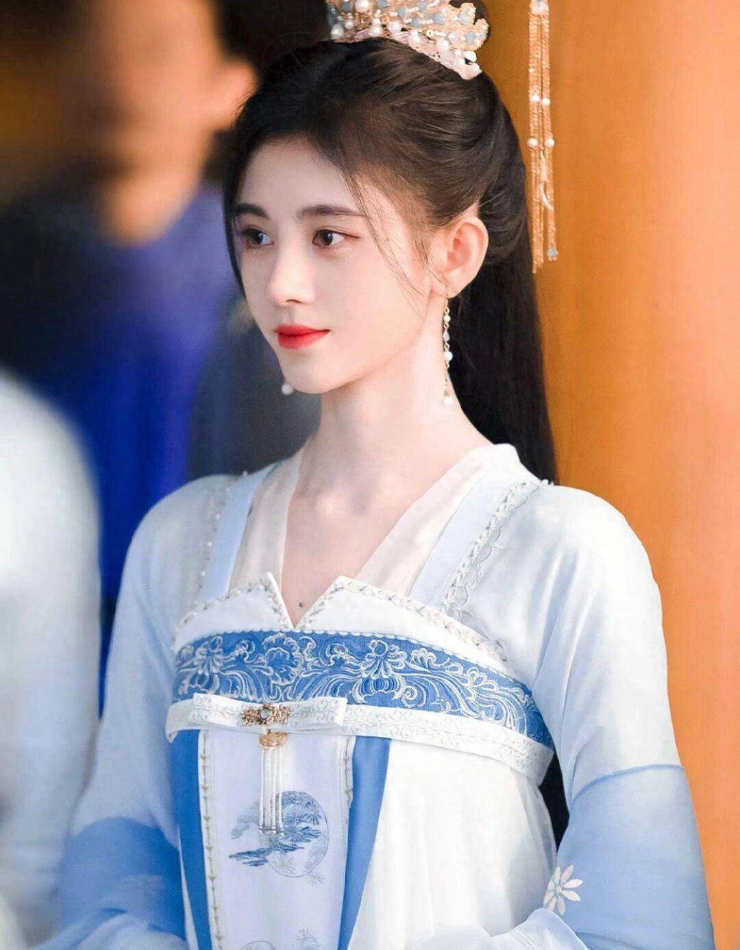 鞠婧祎和杨超越,两位女爱豆出身的演员,表演风格和个性截然不同