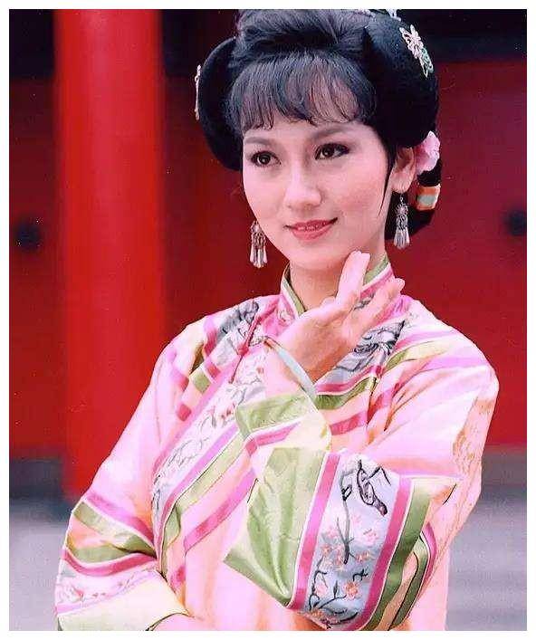 《八月桂花香》是1988年出品的电视剧,由杨佩佩担任制作人,鞠觉亮导演