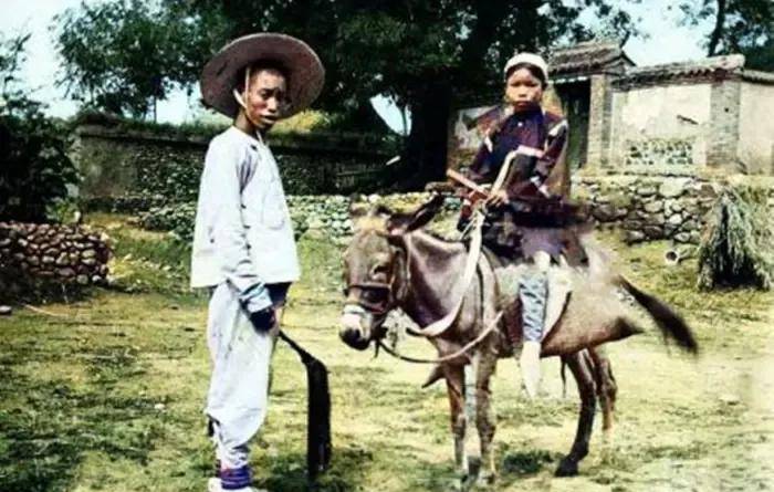 “清朝”清朝照片：清军双手持刀无腹肌，白富美嫁给荷兰人，骑驴的童养媳