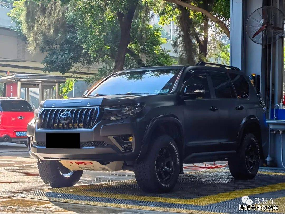 "黑武士"越野风的丰田普拉多,改装后成了搬家"神器"_搜狐汽车_搜狐网