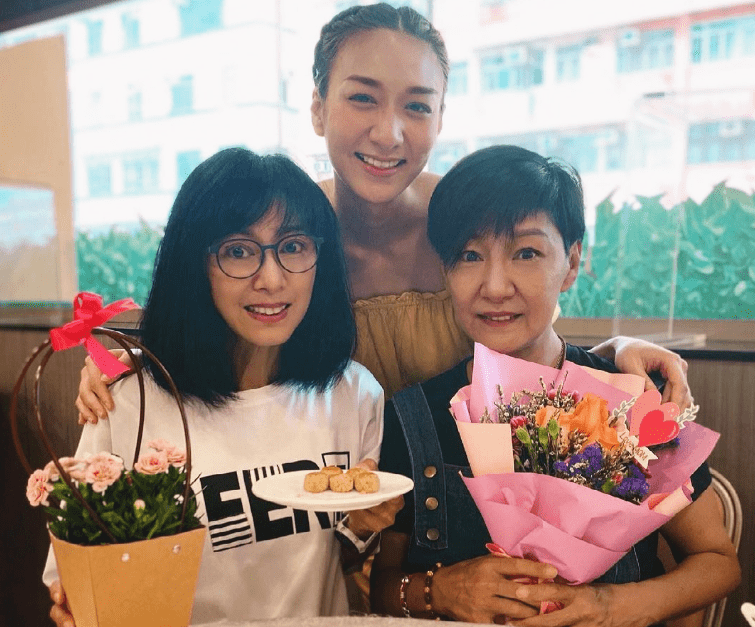 雪梨一家与姐姐米雪过节日,女儿太像徐少强,开心送花给俩长辈_徐颖堃