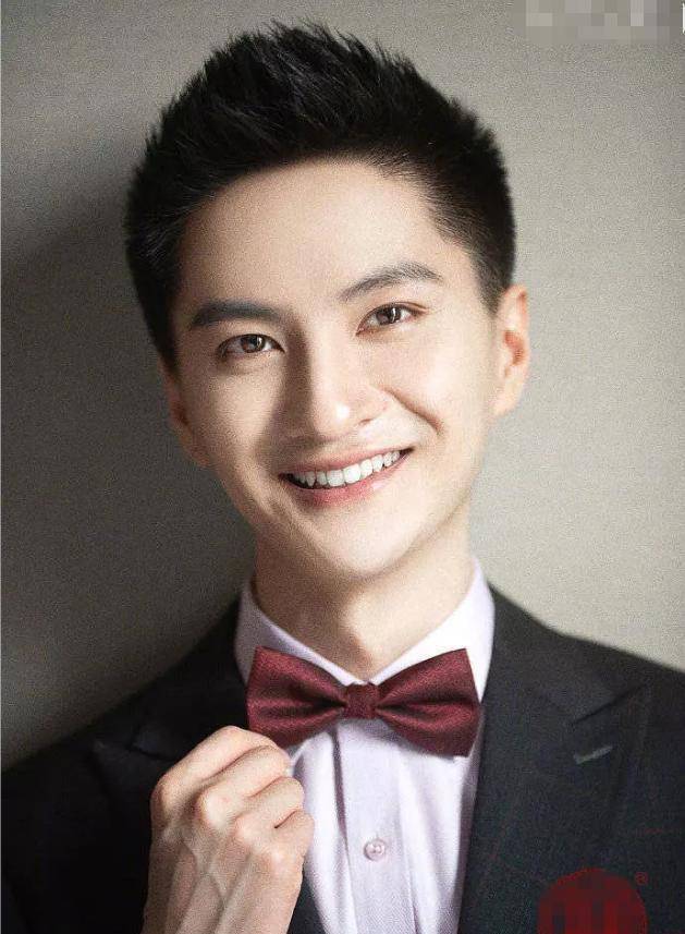 丁凯乐婚礼抓拍照,鼻头略大好有夫妻像,网友:没小时候精致了!