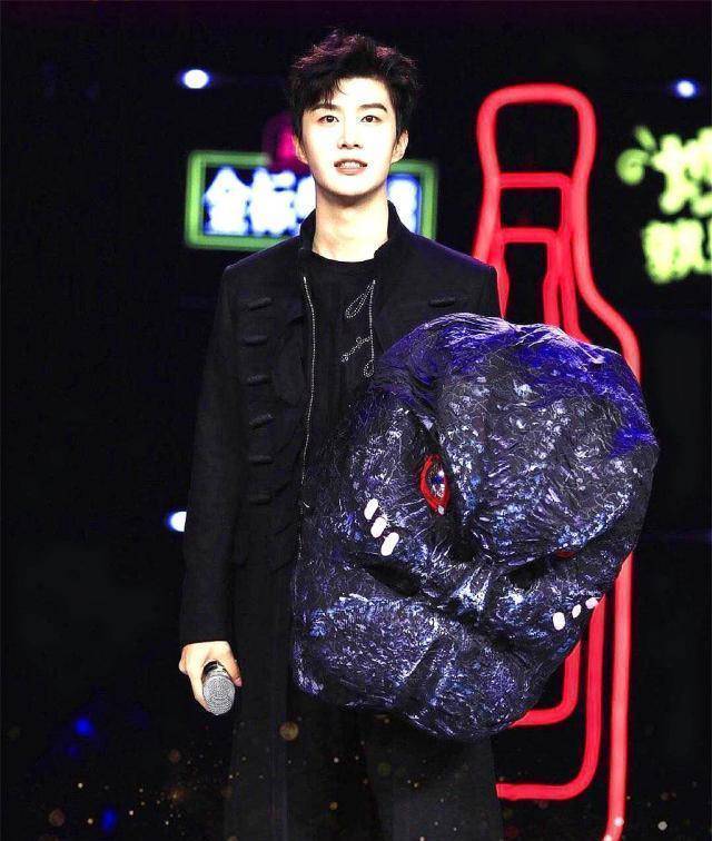 范丞丞挑战舒缓情歌《雨爱》,原来这个少年的情歌也唱得这么好!