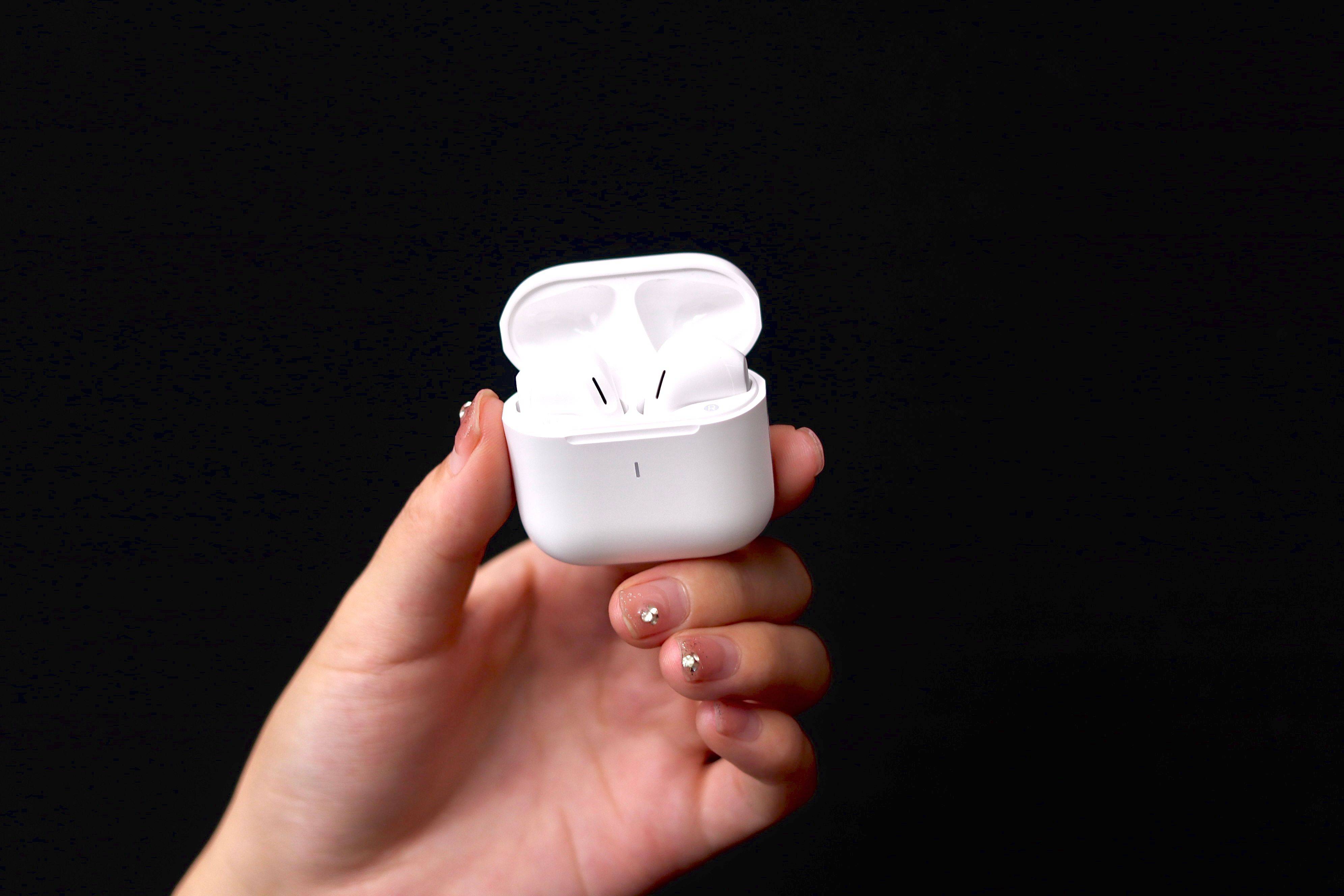 魅蓝blus mini真无线蓝牙耳机一共有三个颜色,我手里的是云雾白,拿在