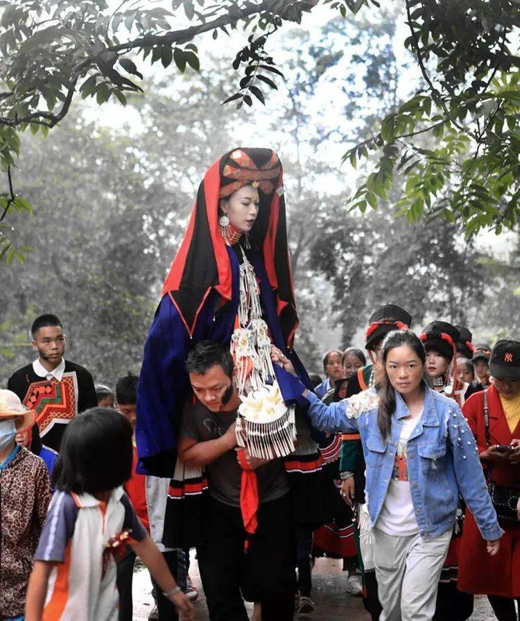 大凉山彝族婚俗,原生态乡村赶集交流/牛羊市场,扶贫"赶集车"摄影_西昌