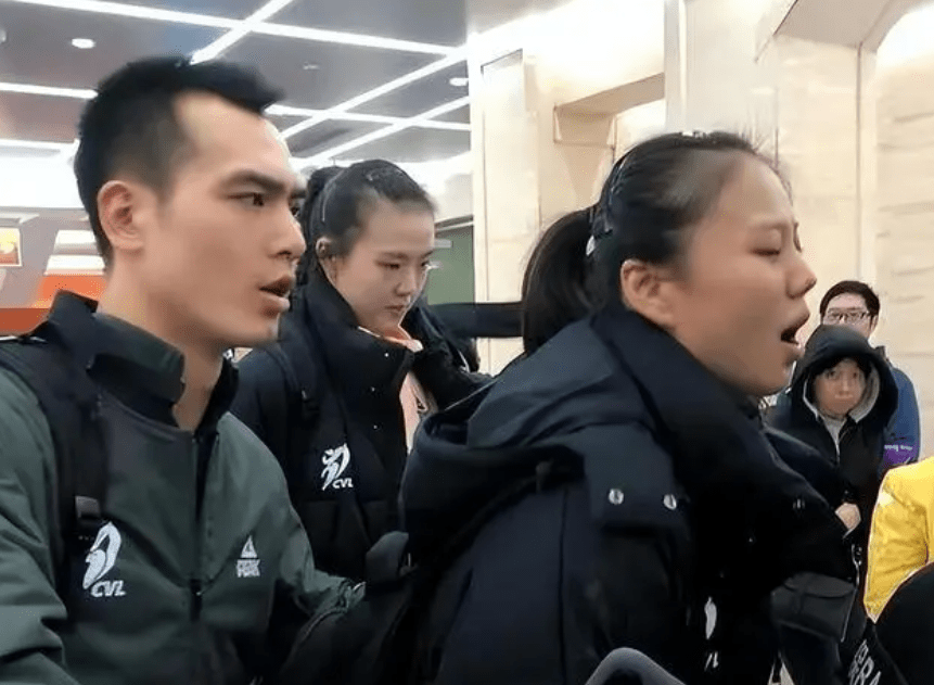 球迷送祝福,网友:天生一对_中国女排_龚翔宇_李童