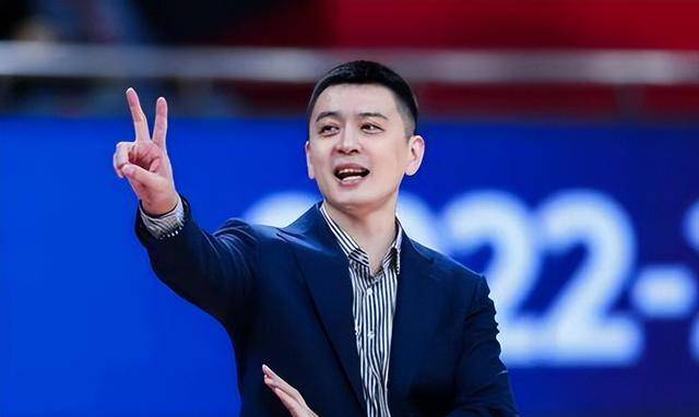 辽宁男篮主教练杨鸣不满薪资欲离队,以三年两冠为底气