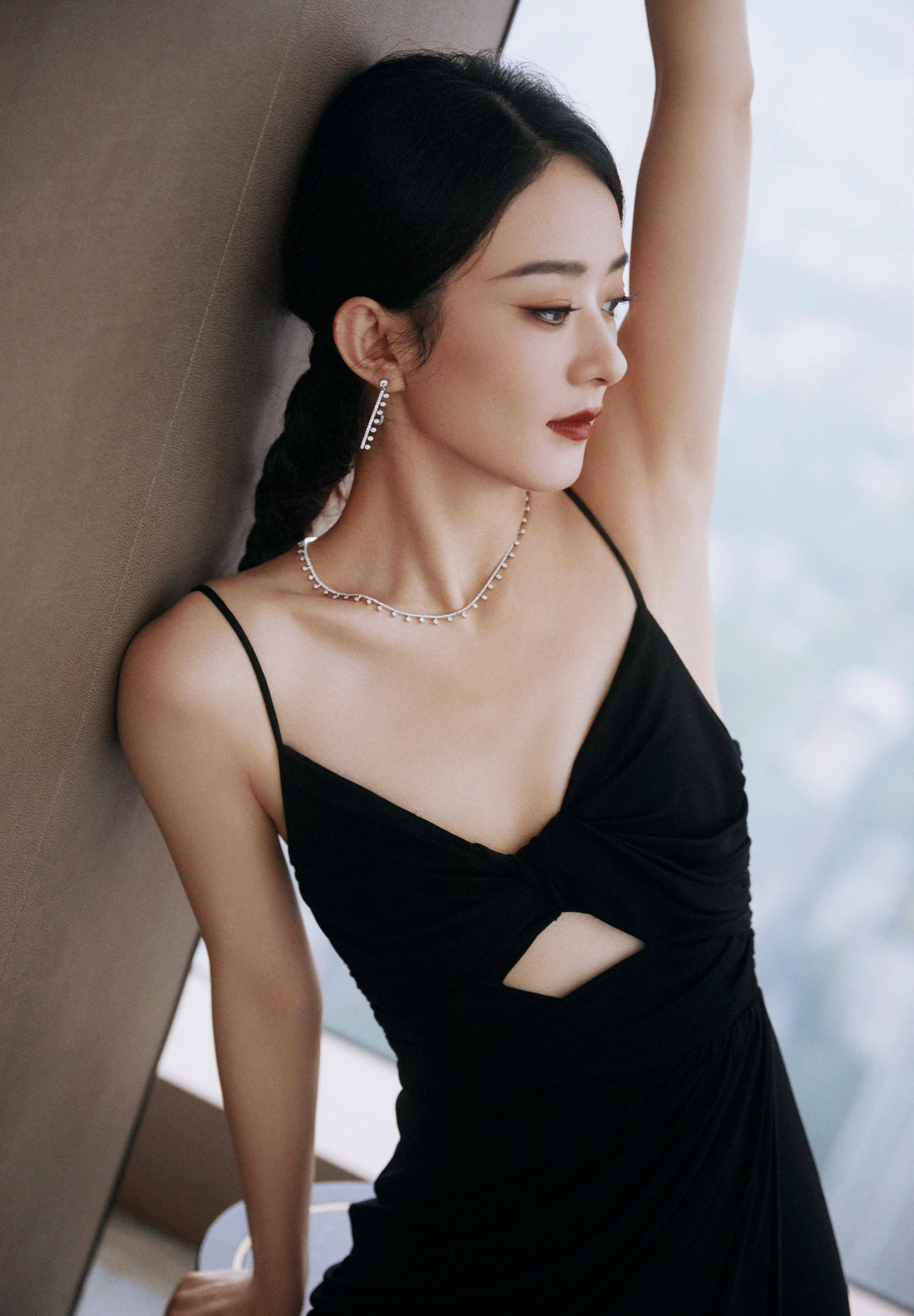 赵丽颖穿小黑裙搭配裤袜有点小时尚_风格_气质_图片