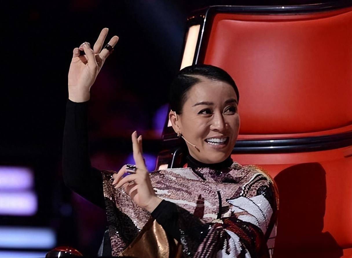 有钱有闲的生活状态让那英能够尽情地享受生活的美好,与好友们一起