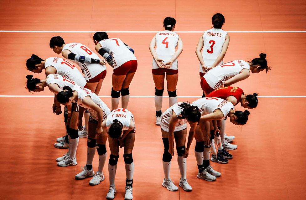 3-1:中国队击败日本队,集体鞠躬感谢现场球迷_中国女排_开局_塞尔维亚