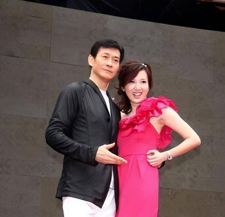 这一次,郑少秋作为父亲的失职,在女儿郑欣宜身上体现得淋漓尽致