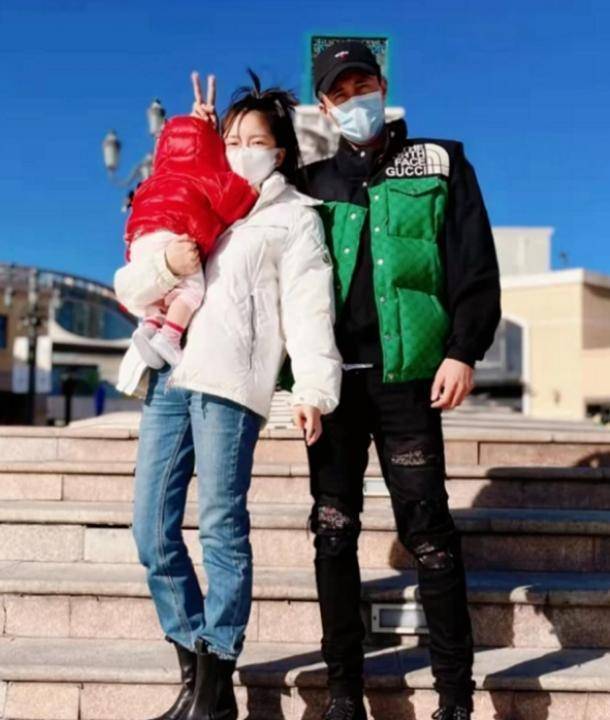 因为父母离婚的关系,杜淳和爸爸的关系并不是很亲昵,父子俩还