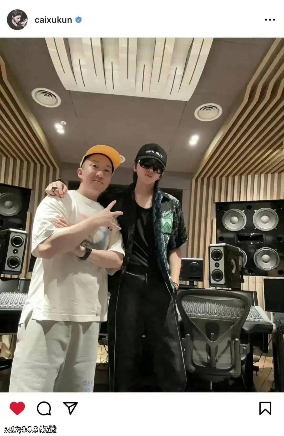 蔡徐坤晒合照,媒体猜测其是否计划转战韩国娱乐圈_外界_音乐_网友