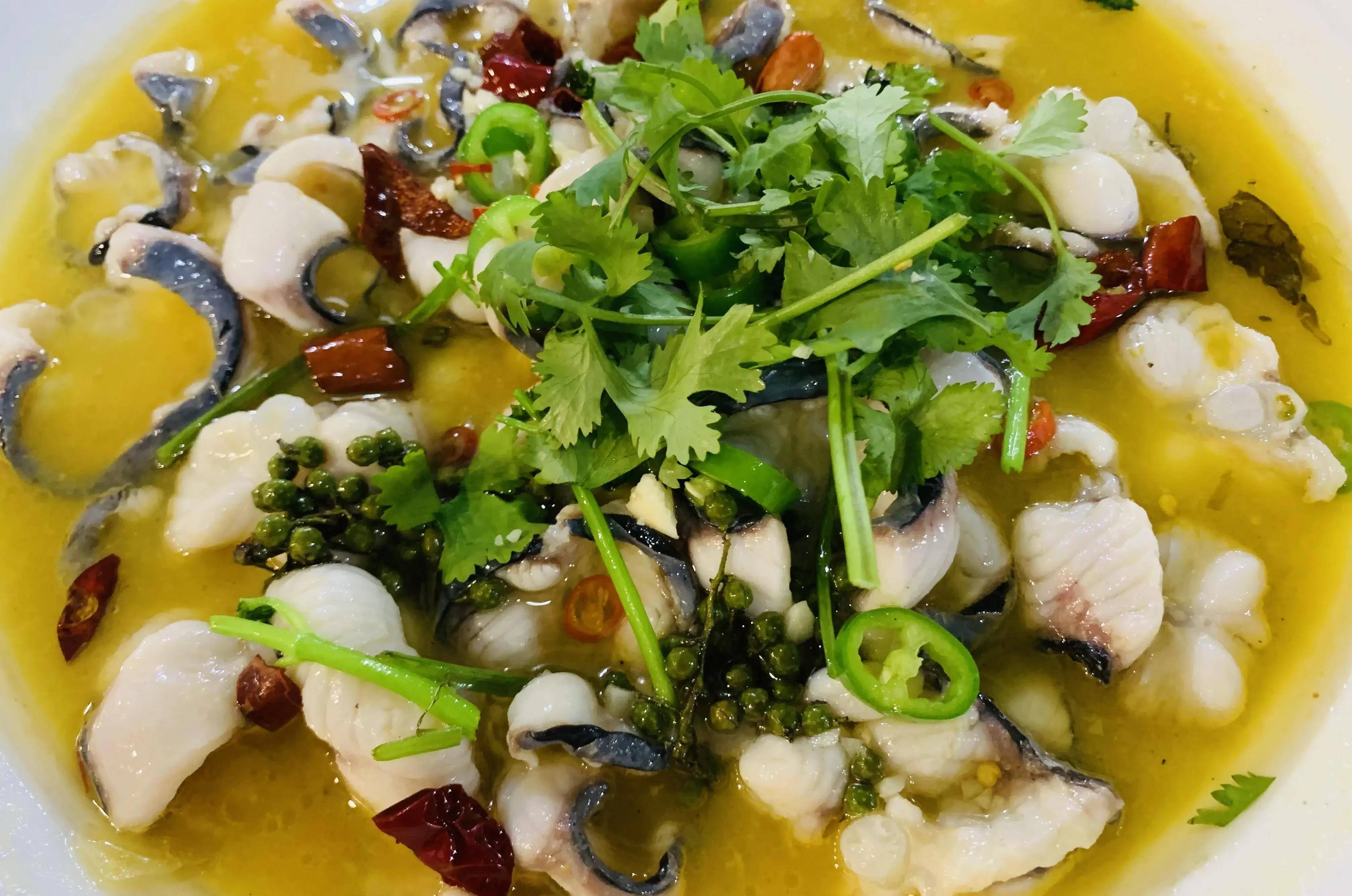 美食探店～肉脆无骨的鸭嘴鱼应该怎么吃?_做法_鱼肉_差不多