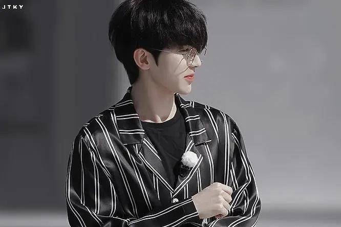 蔡徐坤:创意与才华的完美结合_表演_舞台_观众