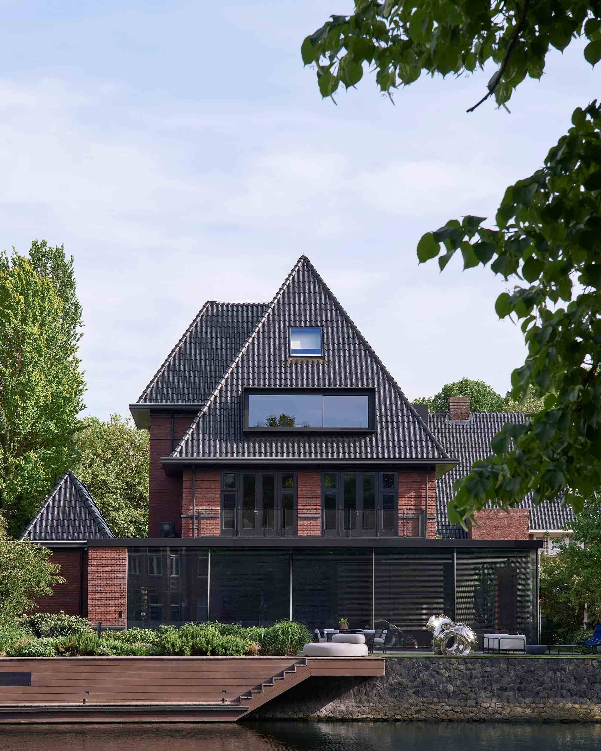 荷兰百年建筑改造开放式现代别墅