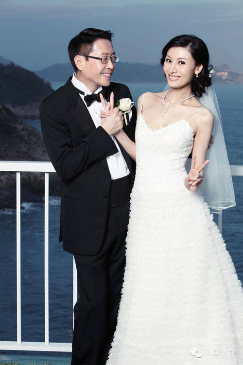 2007年老公朱家鼎因大肠病过世后,钟楚红就追随亡夫信仰,受洗成为天主