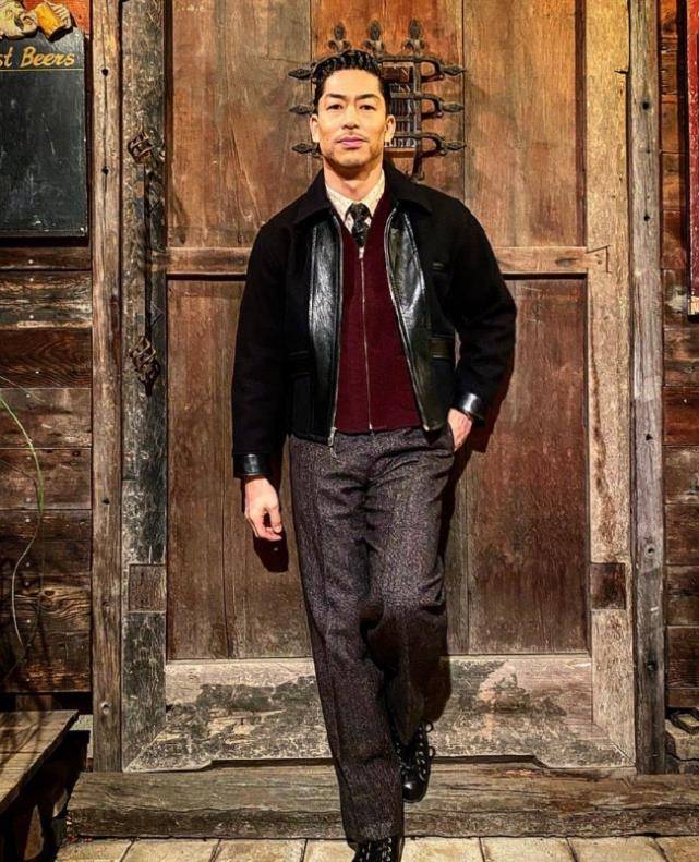 看他脱去上衣后,女粉都不矜持_黑泽_造型_身材