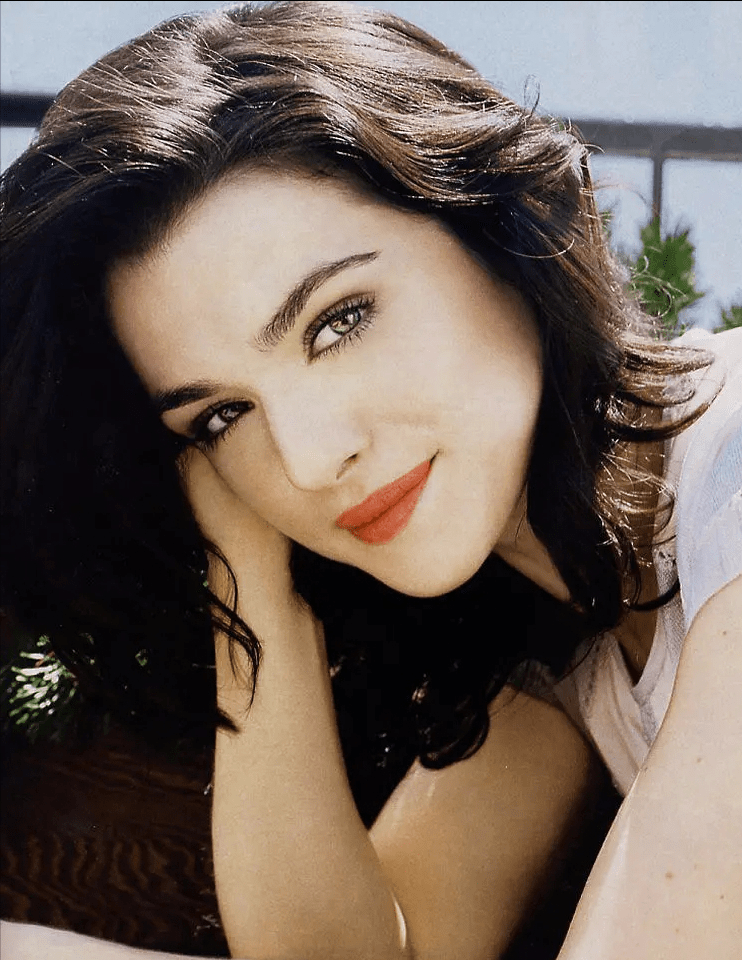 英伦玫瑰蕾切尔·薇姿真的51岁了吗,怎么还这么美,儿子颜值更高_气质