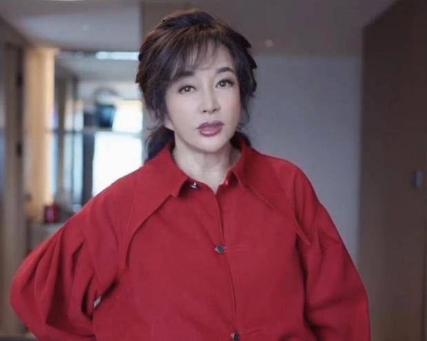 68岁刘晓庆挑战高难度空中劈叉,动作略显吃力,网友:真是不服老_视频