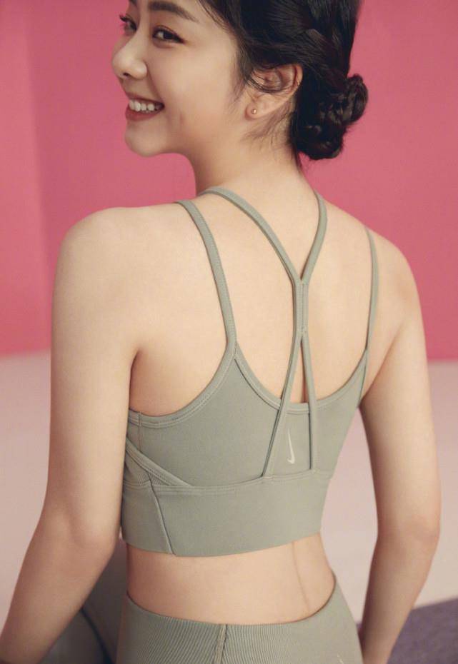 谭松韵穿运动衣服练瑜伽,罕展蛮腰美背,娃娃脸太优越被赞像十八_身材