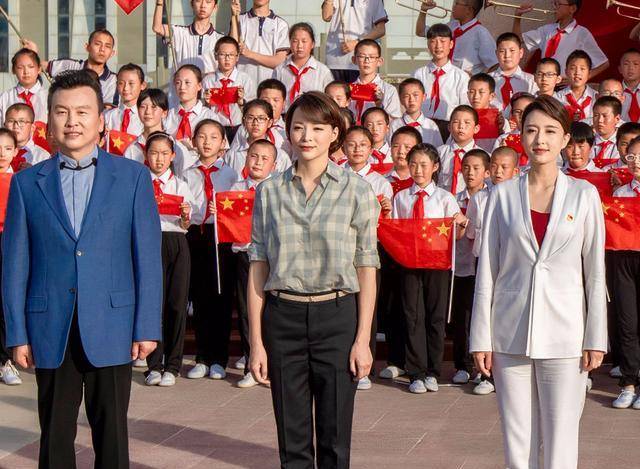 央视主持人张泽群与朱迅搭档主持文艺演出_工作_观众_舞台