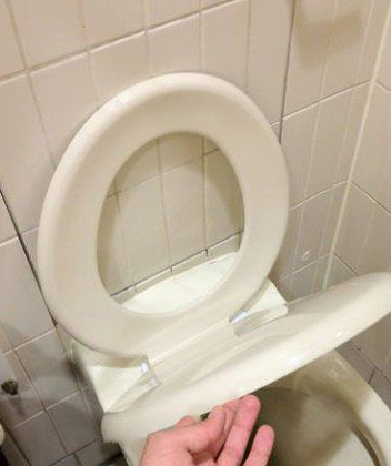 搞笑图片幽默段子笑话:安装师傅,你和我有仇吗?马桶怎么用?