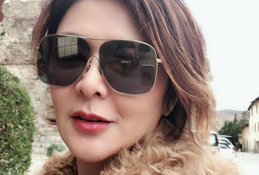 关之琳近照曝光,58岁依然光彩照人,还在评论区为粉丝庆生太暖心