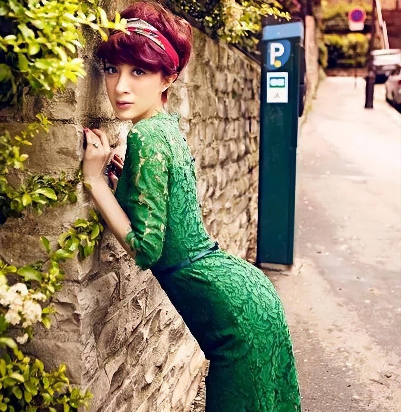 金巧巧都48岁了还有少女身材,穿紧身裙曲线真够抢眼,真长脸_时尚_魅力