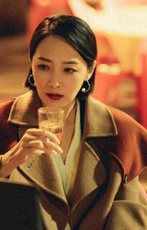 《狂飙》曲栅栅身穿紧身旗袍,肉欲十足,身上不显肉_角色_程程_身材