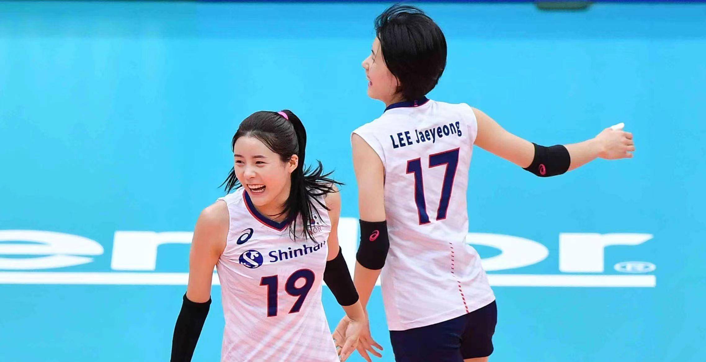 由于李多英是二传,臂力自然不差,而且身高一米八,她的体型和力量完全