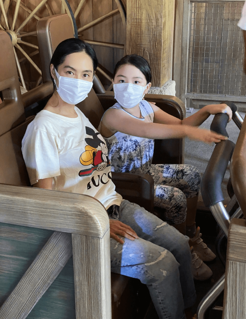 朱茵母女游迪士尼,8岁黄莺身高超妈妈肩膀,扮公主涂指甲好精致_女儿