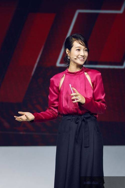 39岁朱丹近况素颜暴露真实状态,化妆打扮显笨拙,老了就是老了_气质