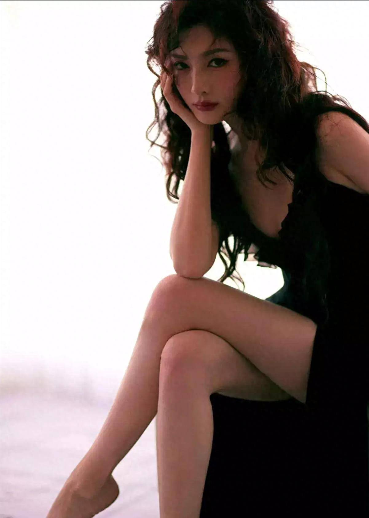 江疏影罕见秀身材,她身穿黑色深v丝袜裙,好身材一览无余